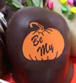 pumpkin chocolate covered strawberries, a really cute gift for sweetest day