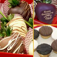 Happy Anniversary Mini Cheesecakes & Hand Dipped Chocolate Strawberry Gift box