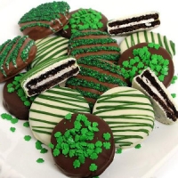 Fancy clocolate covered oreos decorated for St. Patricks day